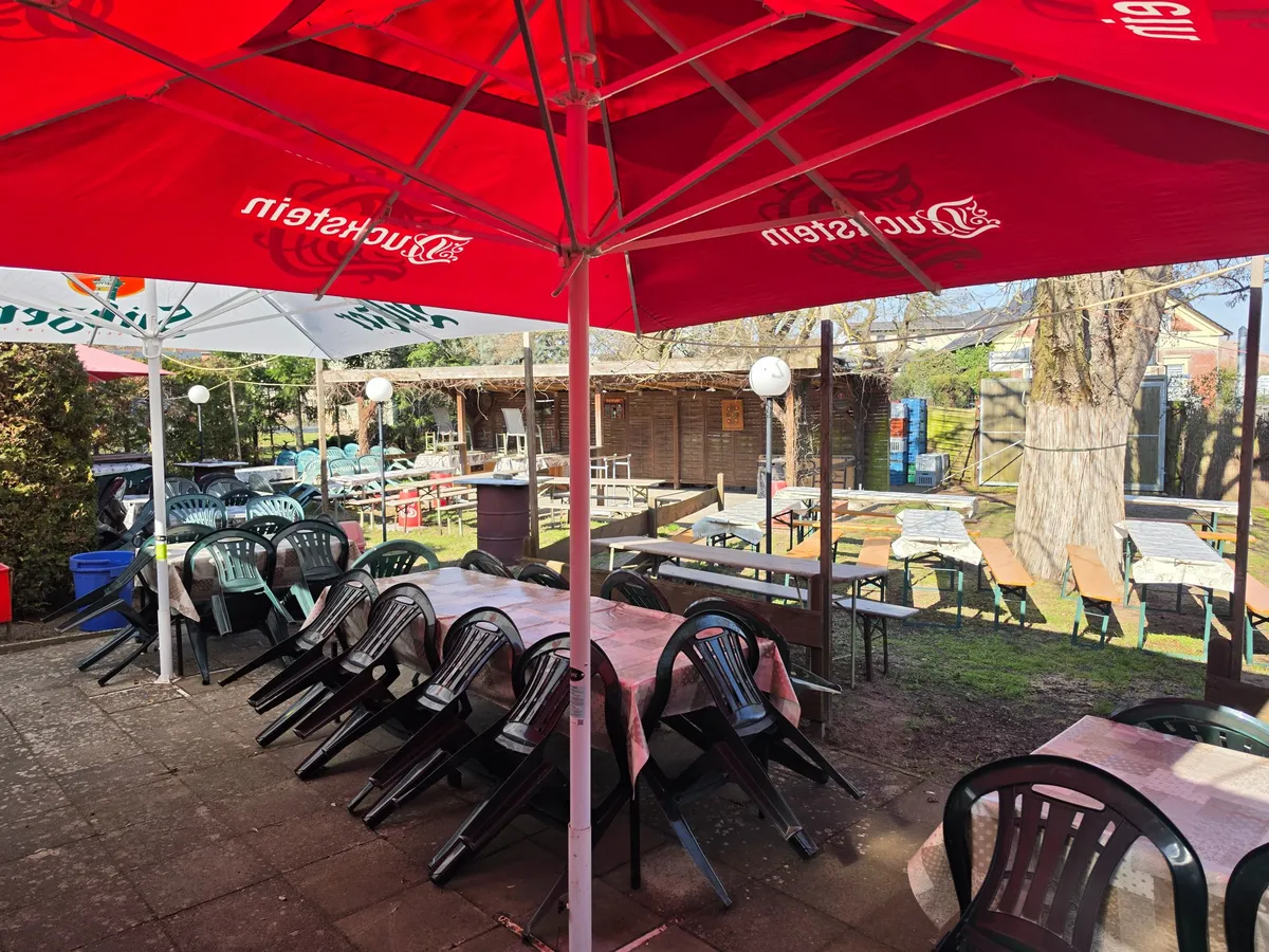 Biergarten mit Sonnenschirmen