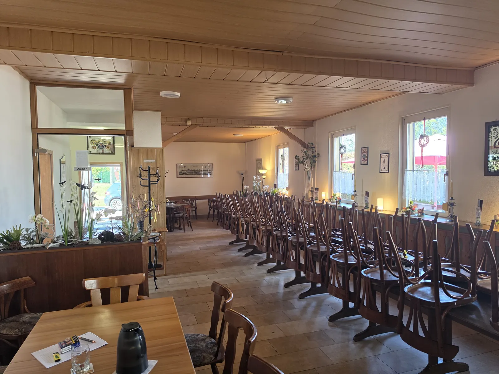 Gastraum mit Blick zur Theke